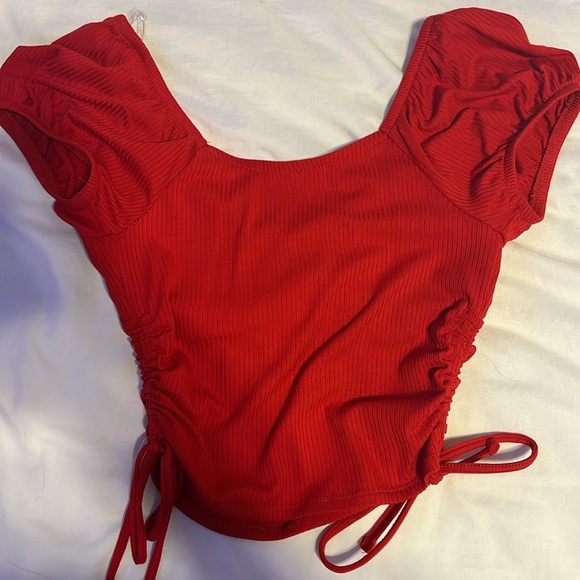 Red top with cinched sides - Picture 2 of 2